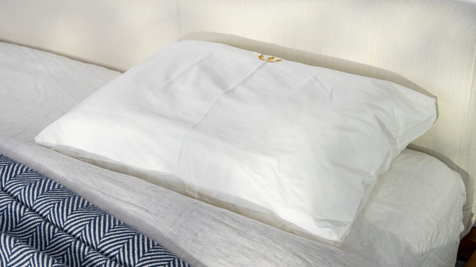 How to Style Your Bed With Different Sized Sleeping Pillows - So Much  Better With Age