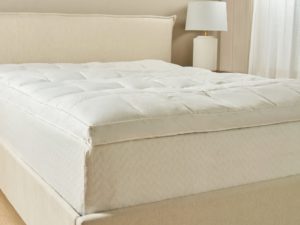 https://www.sleepfoundation.org/wp-content/uploads/2020/09/Quince-Luxe-Downtop-Featherbed-300x225.jpg