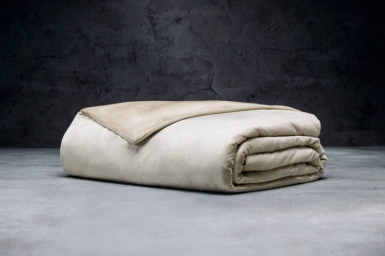 https://www.sleepfoundation.org/wp-content/uploads/2021/04/Luxome-Cooling-Weighted-Blanket-768x512.jpg